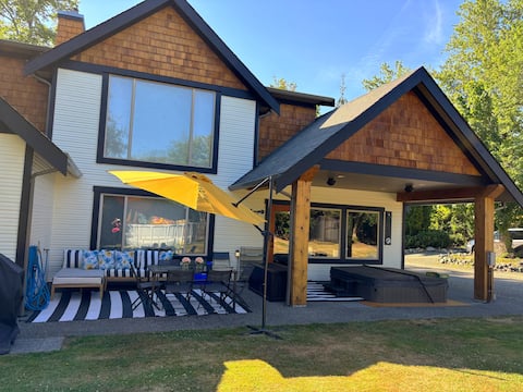 4BR Farmhouse Retreat+Pool & Hot Tub-7.5 Acre Farm