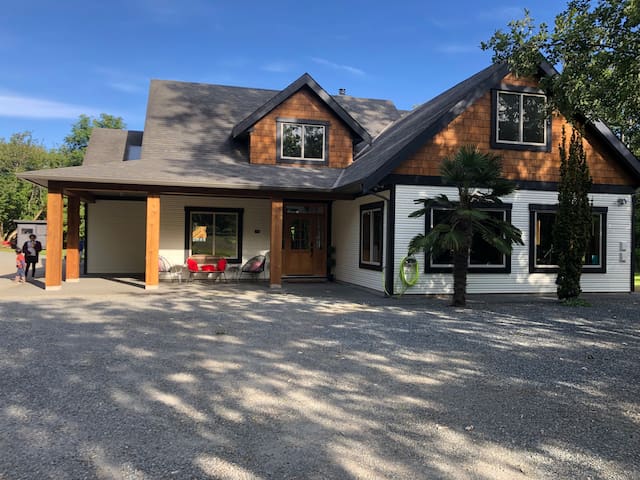 5 BR Farmhouse w/ Pool & Hot tub
