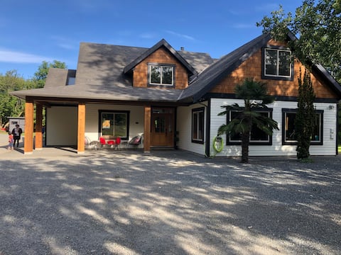 5 BR Farmhouse w/ Pool & Hot tub