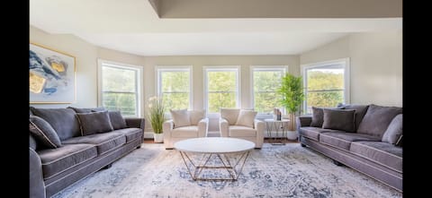 Catskills Villa: Best for Gatherings Sleeps 30+