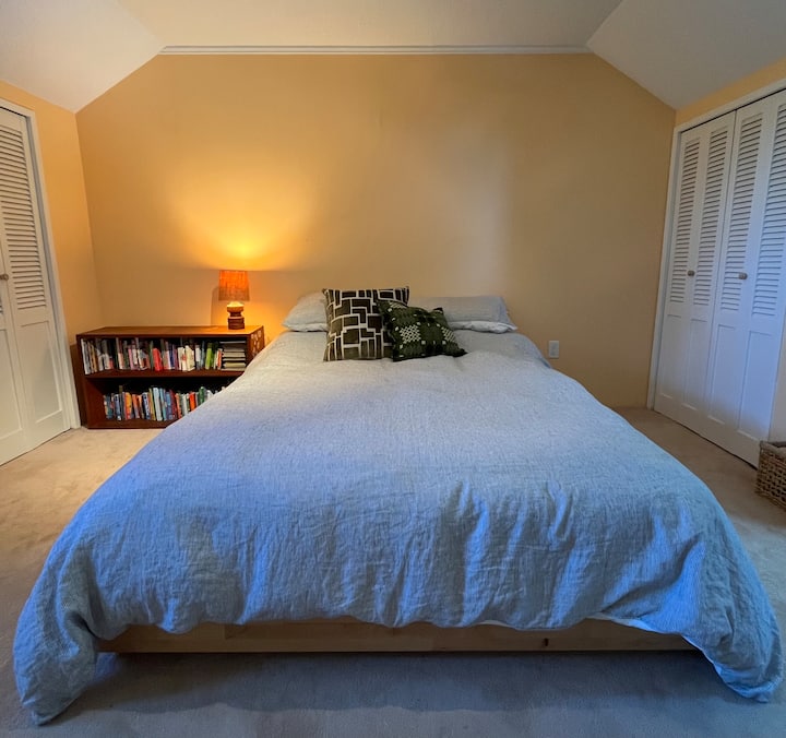 Dormitorio de arriba con cama tamaño queen.