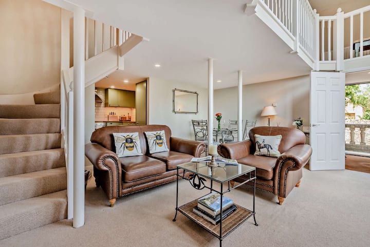 Dog Friendly Apartment - The Old School House - Bourton-on-the-Water
