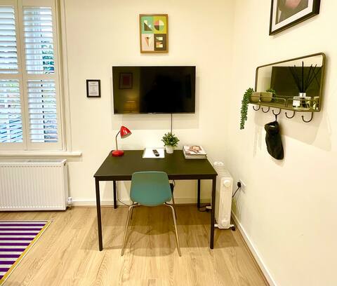 Successful Airbnb property: Newly renovated annexe / free off street parking. in Liverpool