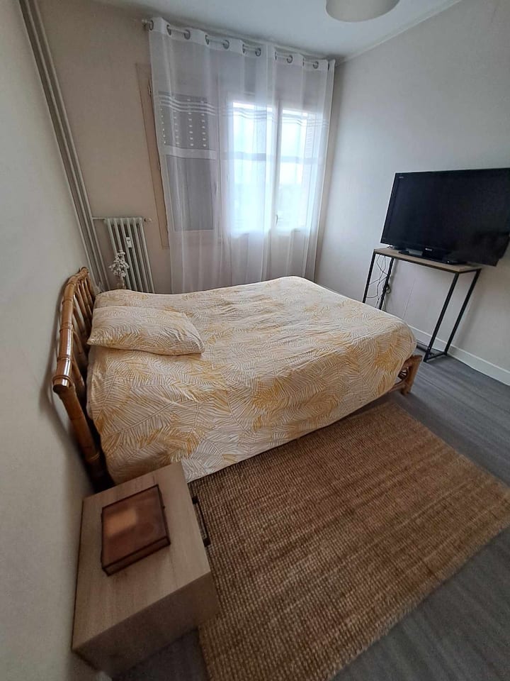 camera da letto lato viale con vista letto 140 190