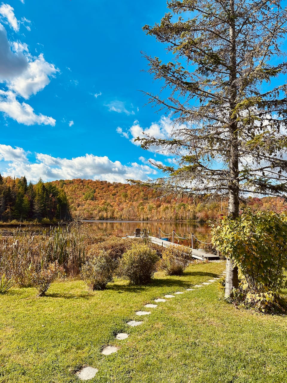 A lakefront chalet in the Quebec hills, Saint-Didace, Quebec, Canada, photo 1 of 10