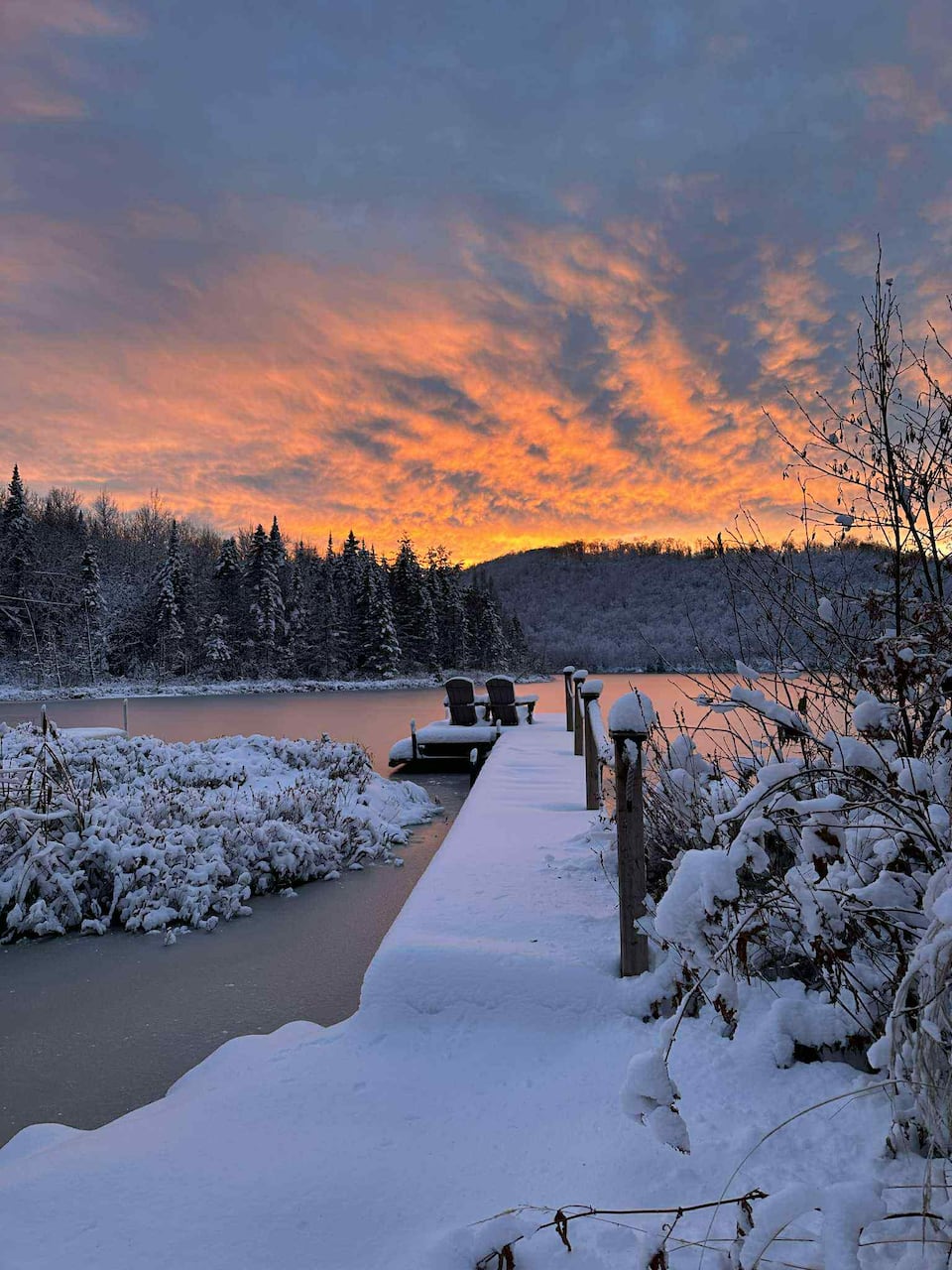 A lakefront chalet in the Quebec hills, Saint-Didace, Quebec, Canada, photo 8 of 10