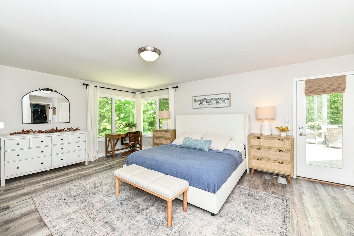 King bed, desk and private bathroom. 