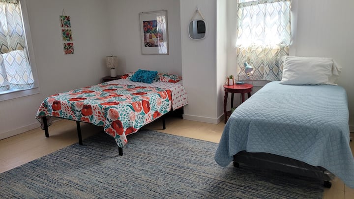 Bračni krevet (širine 150-179 cm) na lijevoj strani i da ima dovoljno prostora!  Zapravo, u kući su 4 kreveta, samo 3 spavaće sobe