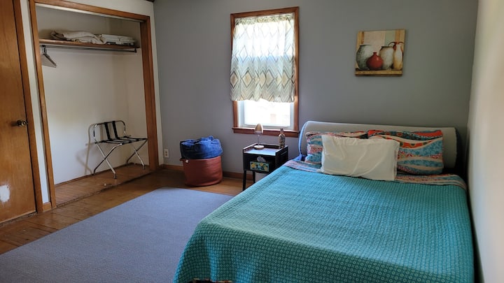 Velika soba! Vrlo udoban zračni madrac bračne veličine. Ima dasku za glavu koja je standardne visine, a ne na podu.  Automatsko nadopunjavanje ako je potreban čvršći osjećaj (utikači se nalaze na prednjoj ploči).

Noćni ormarić ima privatnu svjetiljku za čitanje. Cijeli ormar!