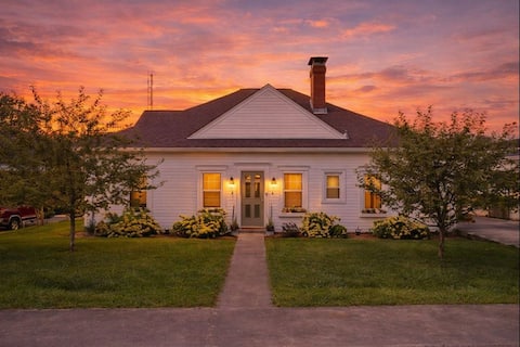 KY Derby Retreat: Hot Tub & Bourbon Pet Friendly