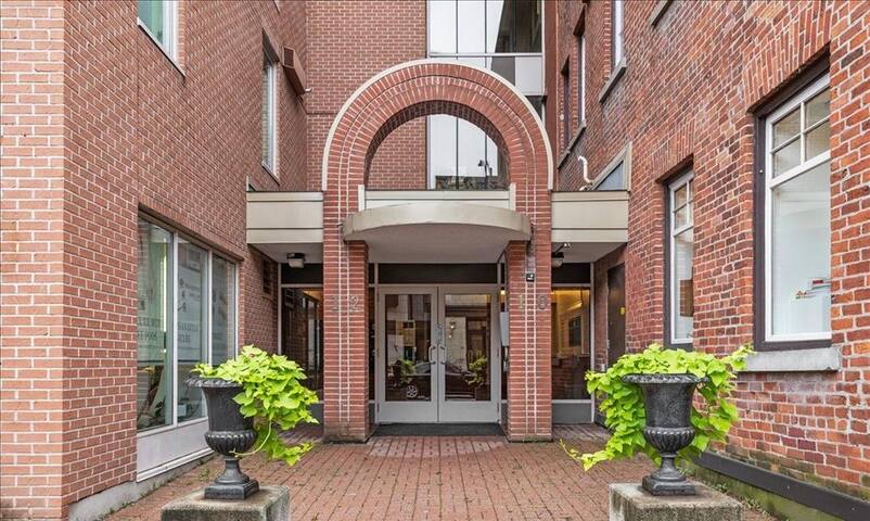 Stylish condo in ByWard | Free carpark | Wifi | AC gallery image 4