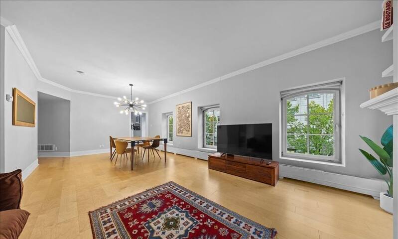 Stylish condo in ByWard | Free carpark | Wifi | AC gallery image 3