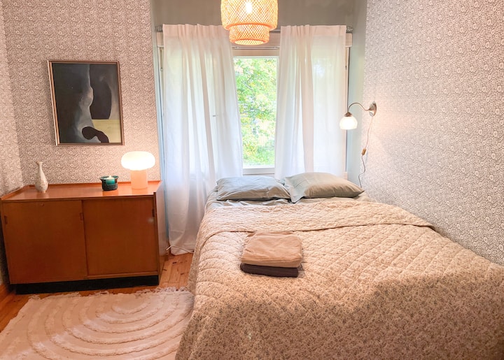 בנוסף למיטה זוגית, החדר יכול להכיל מיטה נוספת או עריסה