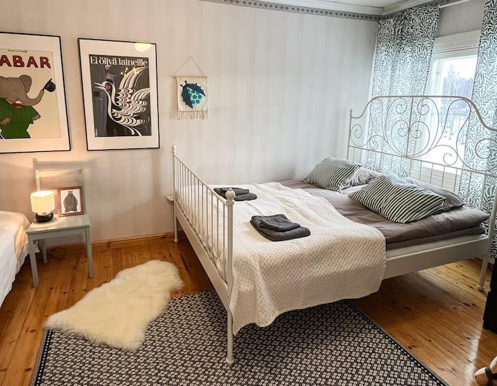 חדר משפחה נוח לארבעה. נוף לתעלה.