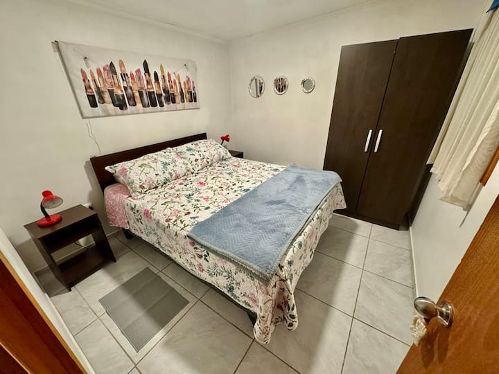 Bed met zomerlinnen: gebloemde dekbedovertrek