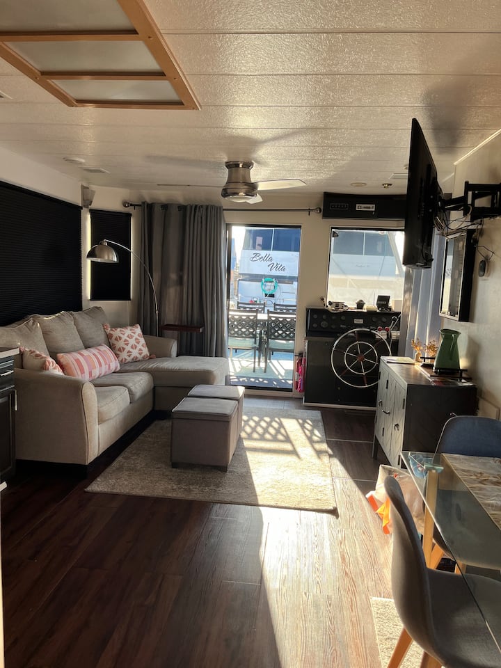 The Prom Queen Houseboat - Sanford, FL