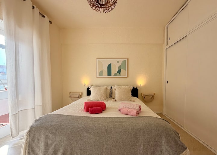 Quarto elegante, confortável e muito tranquilo. Imagine-se na cama macia de dimensões generosas e bem arrumada, com  iluminação aconchegante e arte abstrata vibrante. Perfeito para noites relaxantes e uma estadia memorável!