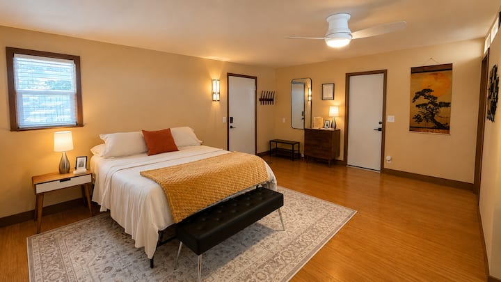 En lugn, japansk ryokan gästrum-inspirerad studio som blandar zen enkelhet med mitten av århundradet stil.