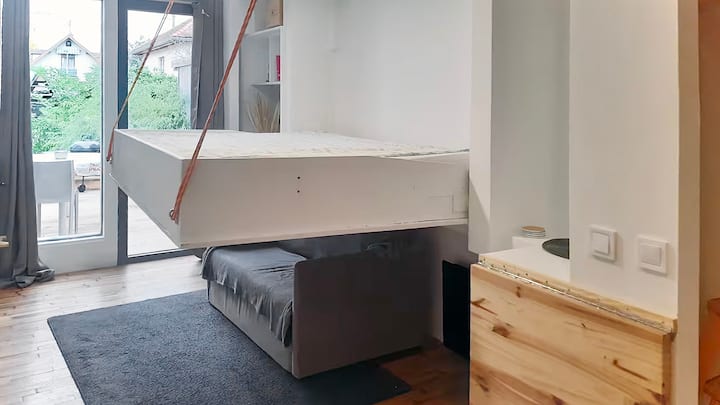Bračni krevet 140 x 190 cm, viseći i na uvlačenje. 