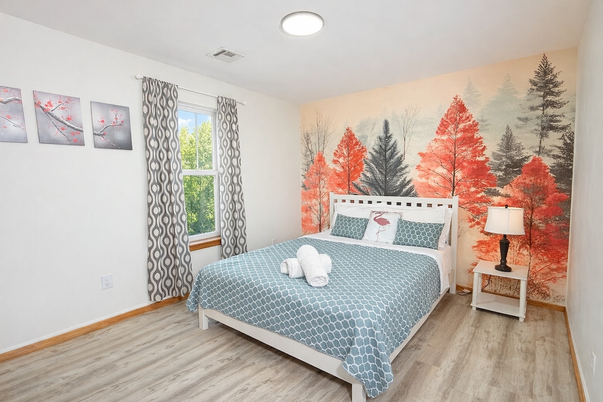 ברוכים הבאים לחדר בקומה השלישית! הנכס הנוח הזה כולל מיטת קווין סייז ועריסה ומציע נוף מדהים לאגם.