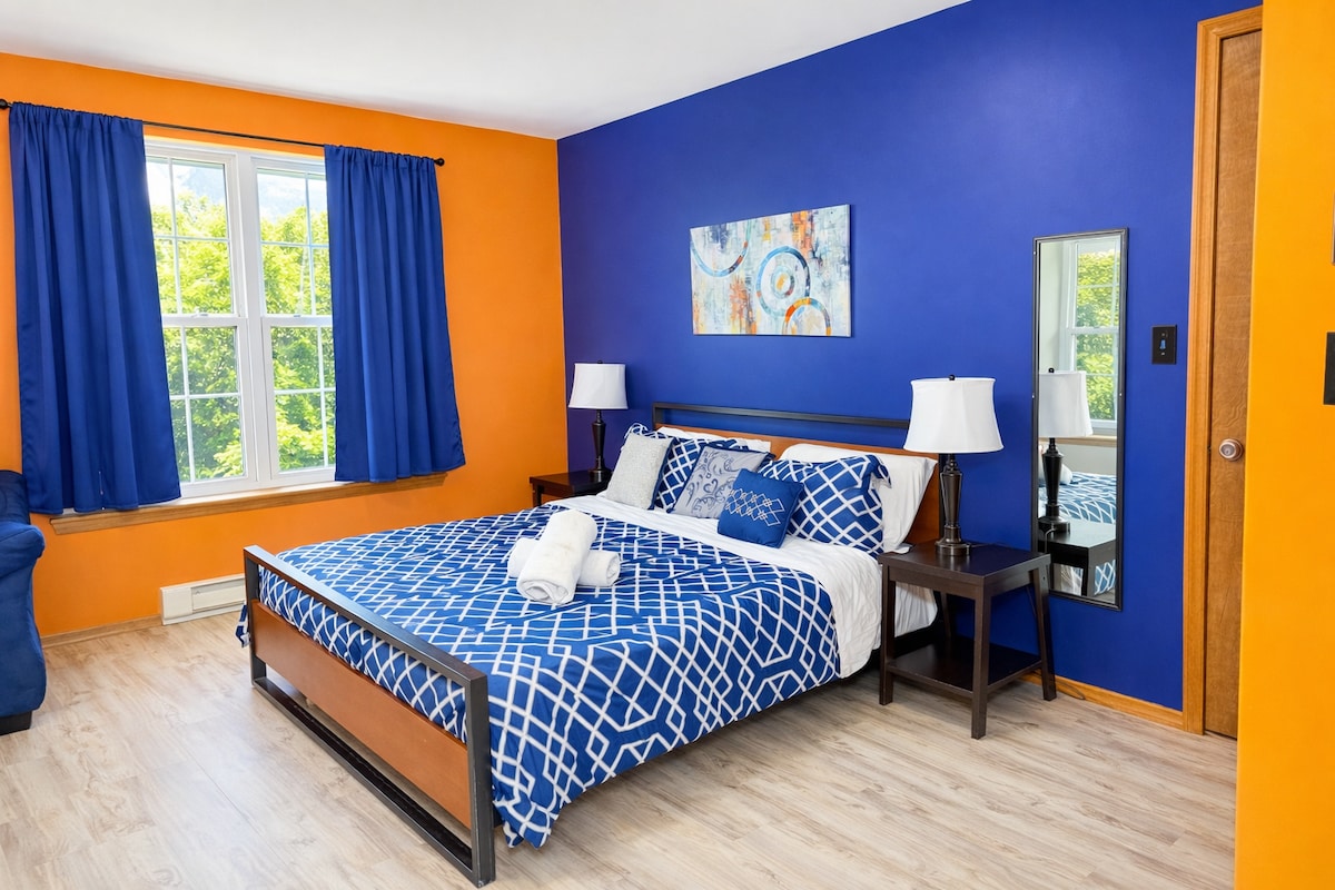 בחדר השינה הראשי יש אפשרויות שונות לשינה, כולל מיטת קינג סייז, מיטה בגודל מלא, מיטת יחיד ולול. הוא יכול להכיל עד חמישה אנשים, כולל פעוט, ויש בו חדר רחצה פרטי. 