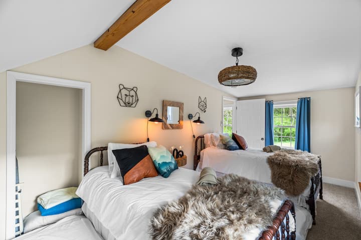 Sunny twin room with cozy throws, reading lights & garden views