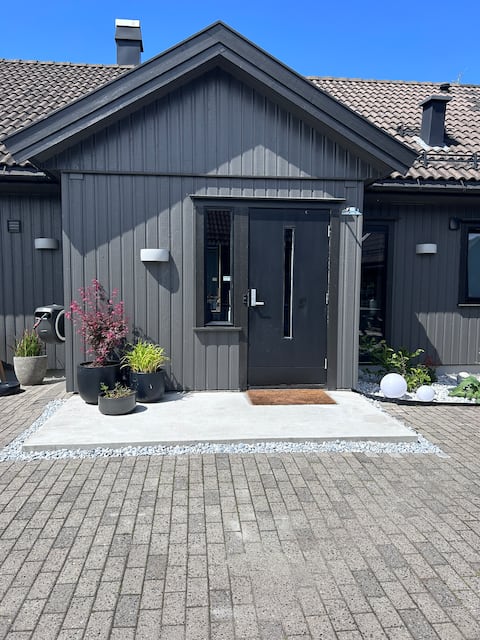 Spacious family house with garden, close to park & central