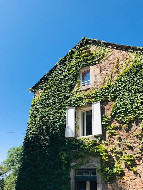 Gîtes/Large family home – quiet – Aveyron