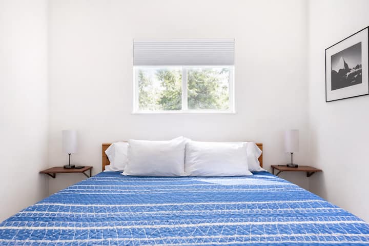 „მომხიბვლელი საძინებელი ახალი თეთრეულითა და საწოლთან განთავსებული მაგიდებით“.