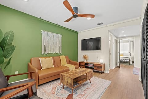 1 Block from AB Town Center: The Coquina House 1