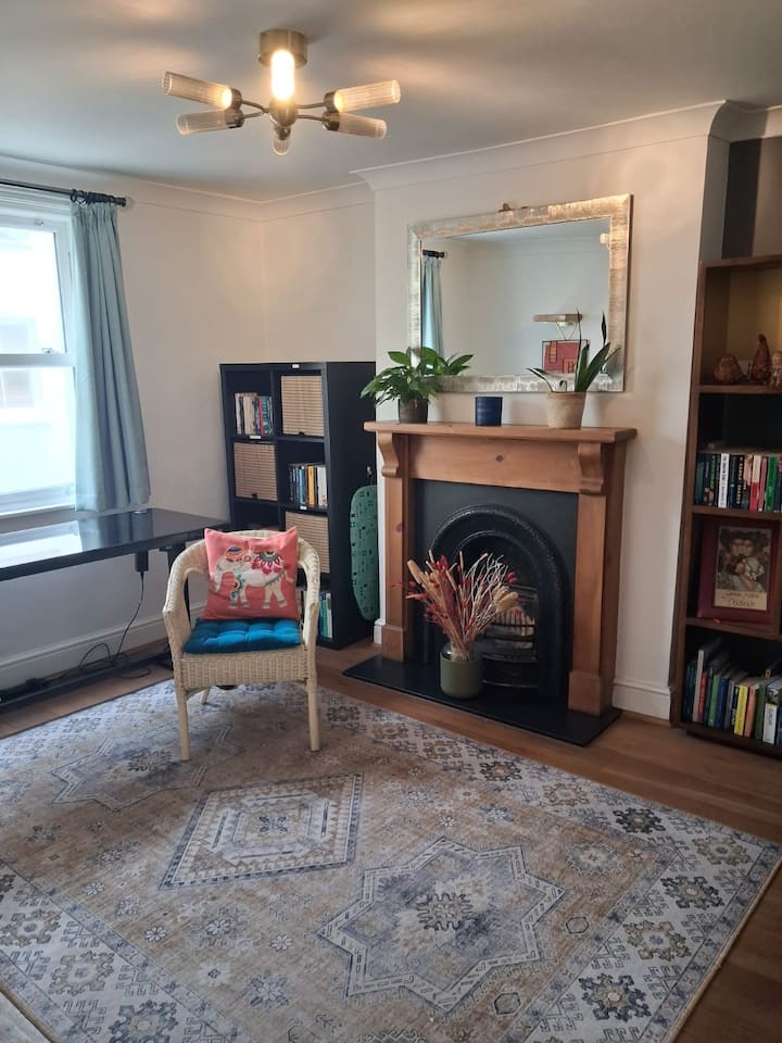Seaside Two-bed House In Quiet Hove Mews -