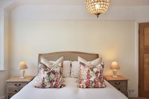 Stunning Home • Parking • 5 Mins from City Centre