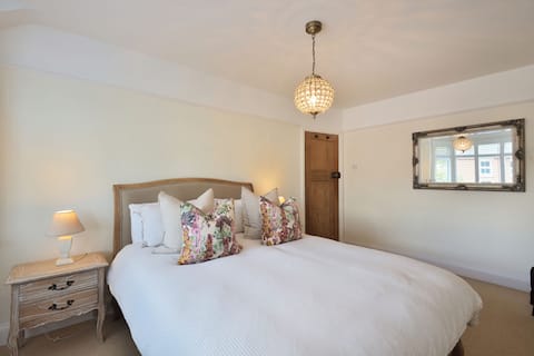 Spacious • Free Parking • 5 Mins from City Centre