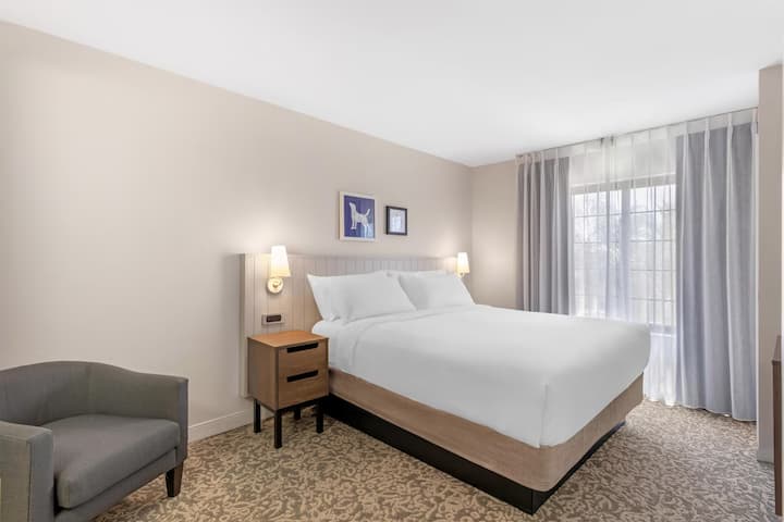 For Groups: 2 Spacious Rooms W/ 2br & Kitchen, Pet - Santa Ana, CA