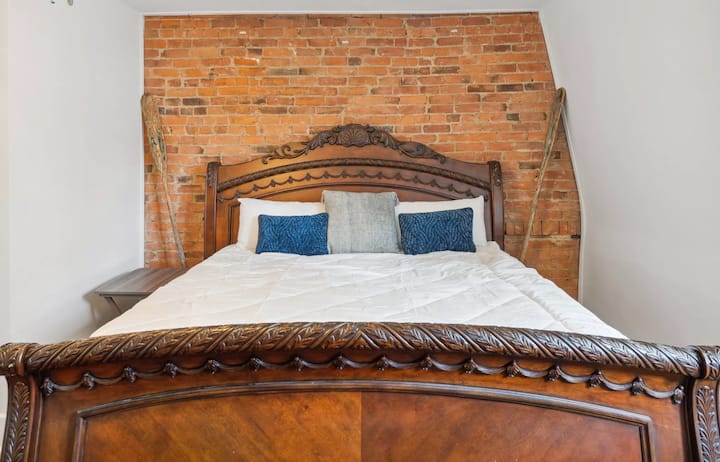   מיטת קינג סייז עם טלוויזיה 32אינץ ’וחלל עבודה