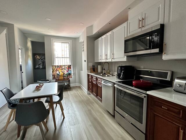 Luxurious Capitol Hill Home — Gorgeous 2B/2.5BR gallery image 4