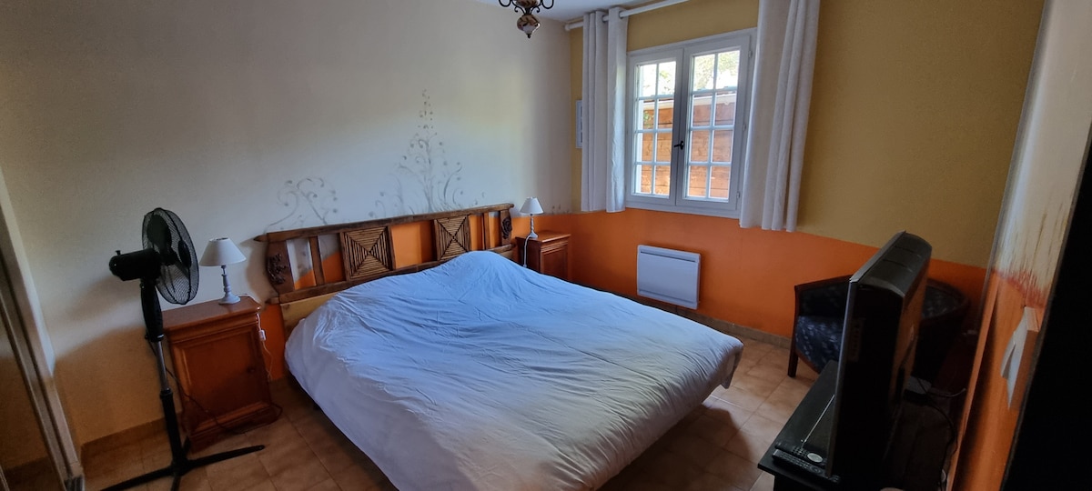 krevat dopio në dhomën e gjumit 160 x 200
magazinim me varëse rrobash
varëse rrobash, televizor, ventilator, shtroja