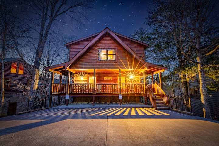 3 Min To Parkway | Private Resort Pool | Top 5%! - Pigeon Forge, TN