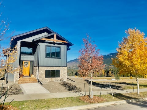 Top Airbnb: Coliseum Vista Chalet in Rocky Mountain House