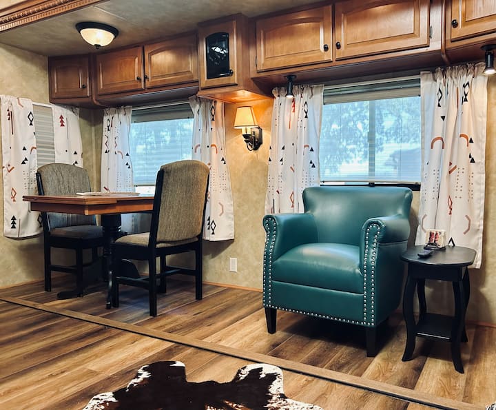 Luxurious Glamper, Hot Tub, Fire Pit, Lake View - Missouri