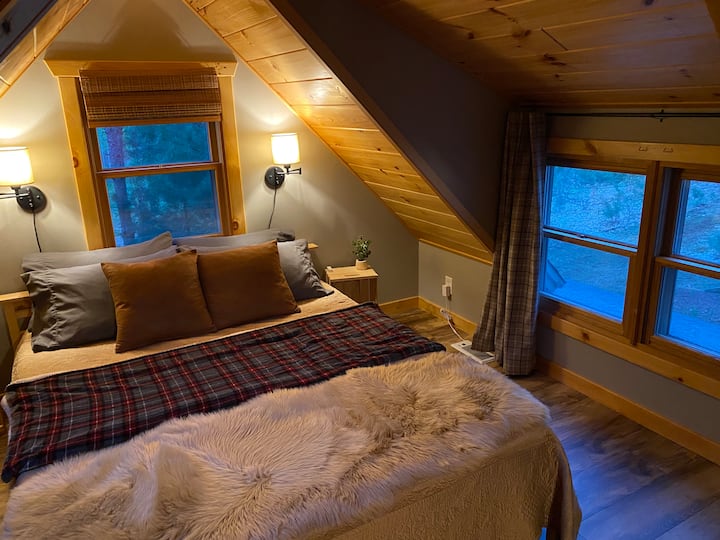 Bequemes Queensize-Bett mit zusätzlichen Decken und verschiedenen Kissen, die aus Schaumstoff gefüllt oder Daunen gefüllt sind, für deine Wahl des Komforts