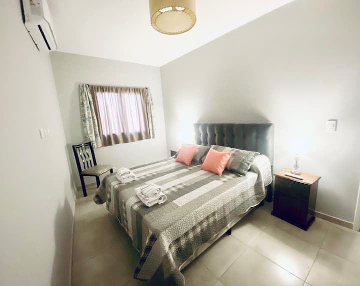 سرير رئيسي بحجم كوين بغرفة النوم. تحتوي الغرفة على مكيف هواء بارد وساخن 