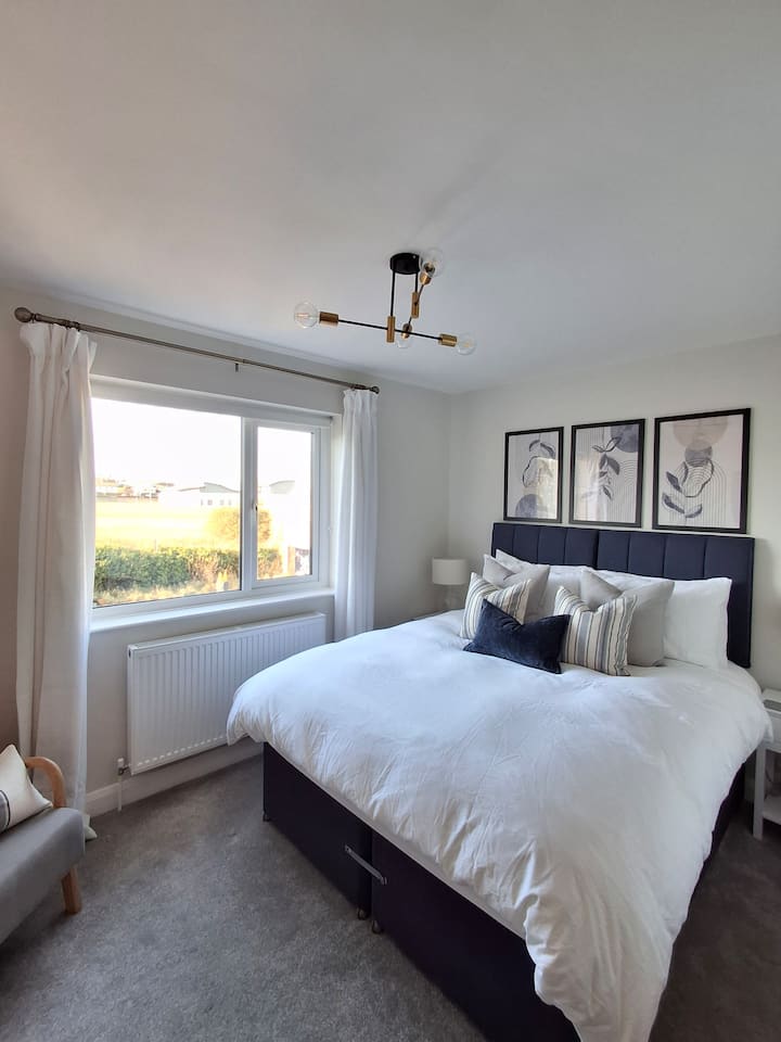 Chumba cha 2 cha kulala kinaweza kukamilika kama ukubwa wa King au single 2 ndogo.