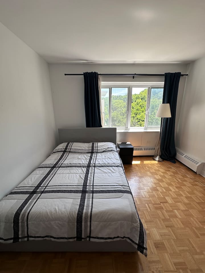 Svetlá a priestranná hlavná spálňa s nádherným výhľadom z penthousu