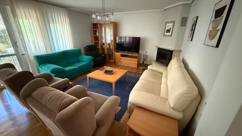 Anuncio de Airbnb popular: House garden, groups, 6 bedrooms, 10 min to Center en Navarra