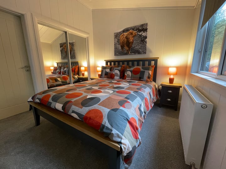 Manželská posteľ veľkosti King, šatník s manželskou posteľou.