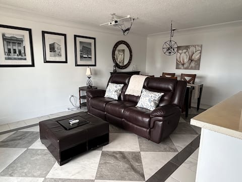 Top Airbnb: Steps to Jasper Ave - 1 Bedroom - U/G Parking in Wîhkwêntôwin