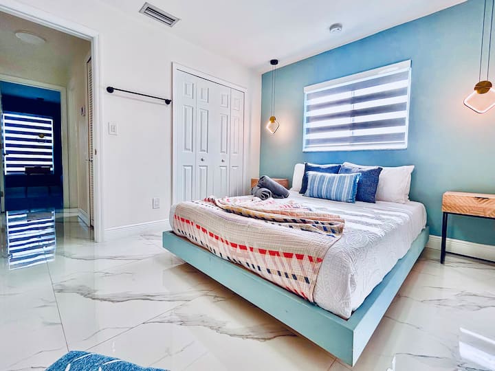 חדר 4, מיטת קווין סייז, טלוויזיה 40אינץ ', מנורת תקרה, מראה, אמנות קיר, ספסל.