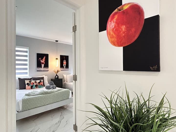 יצירות אמנות בכניסה לחדר 2