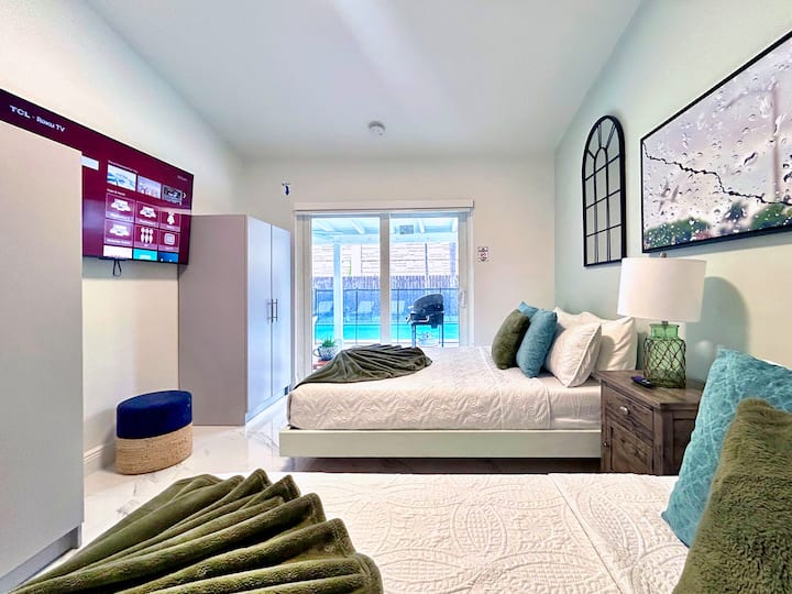 חדר 3, שתי מיטות מלאות, טלוויזיה 45 אינץ', נוף לבריכה.